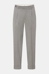 PT Torino Wollhose 'Carrot Fit' grau meliert, frontale Nahaufnahme, kurze Hose aus elastischer Schurwolle mit Bundfalten, Knopfriegel, Uhrentasche, Saumaufschlag.