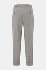 Rückansicht der PT Torino Wollhose 'Carrot Fit' grau meliert aus elastischer Schurwolle mit Bundfalten, Knopfriegel, Uhrentasche, französischen Taschen, Patten und Saumaufschlag.