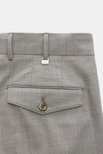 PT Torino Wollhose 'Carrot Fit' grau meliert, Rückansicht mit Gesäßtasche, Patte, Knopf, Bundfalten, Knopfriegel aus elastischer Schurwolle.