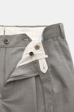 PT Torino Wollhose 'Carrot Fit' grau meliert, Detailansicht von oben mit offenem Knopfriegel, Bundfalten, Reißverschluss, Uhrentasche, doppelte Bundfalte.