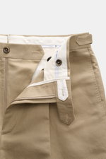Close-up front view of PT Torino Trousers 'Gentleman Fit' beige, showing open waistband with buttons, zipper, and side adjuster.

<p>For these exclusive 'Gentleman Fit' trousers, PT TORINO has chosen a summery blend of linen and cotton – the perfect model