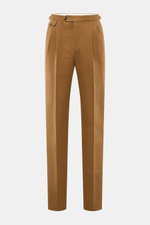 PT Torino Hose 'Gentleman Fit' braun, slim Fit, aus Leinen-Baumwoll-Mix mit Bundknöpfen, Side Adjuster, französischen Taschen, frontal fotografiert.