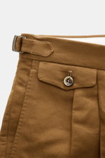 PT Torino Hose 'Gentleman Fit' braun, Detailaufnahme von Bund und Knopf, Leinen-Baumwoll-Mix, slim Fit, Side Adjuster, doppelte Bundfalte.