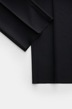 PT Torino Wollhose "City" schwarz aus Super 160'S Schurwolle, Regular Fit, mit Bundfalte, französischen Taschen, fotografiert von oben auf offenliegende Hosenbeine.