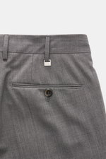 PT Torino Wollhose 'Slim Fit' grau meliert, Detailaufnahme von hinten schmal zulaufend mit französischer Tasche, Knopf, Uhrentasche, edle elastische Schurwolle.