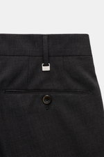PT Torino Wollhose 'Slim Fit' anthrazit aus elastischer Schurwolle, glattem Griff, schmal zulaufend, mit Reißverschluss, Knöpfen und Taschen, Rückansicht.