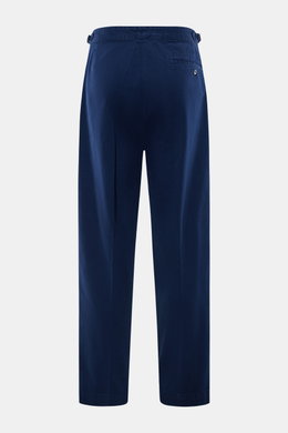 Rückansicht der Polo Ralph Lauren Baumwollhose navy in Twill, knöchellang mit geradem Schnitt, Side Adjuster und paspelierten Gesäßtaschen.