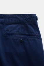 Nahaufnahme der Polo Ralph Lauren Baumwollhose navy mit seitlicher Perspektive, weichem Twill, Side Adjuster, paspelierten Gesäßtaschen und Bunddetails.