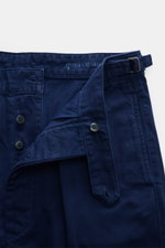 Nahaufnahme der geöffneten Taille mit Knöpfen und Side Adjuster der Polo Ralph Lauren Baumwollhose navy aus reiner Baumwolle, Twill, gerader Schnitt.