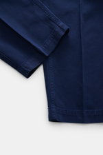 Nahaufnahme der Polo Ralph Lauren Baumwollhose navy aus reiner Baumwolle in Twill, knöchellang mit geradem Schnitt, fotografiert von oben.