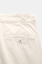 Polo Ralph Lauren Baumwollhose creme in Nahaufnahme von hinten, Twill, weicher Griff, doppelte Bundfalte, paspelierte Gesäßtaschen mit Knopf.