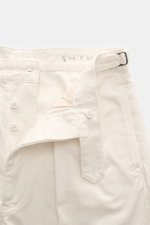 Nahaufnahme der Polo Ralph Lauren Baumwollhose creme von vorne oben, geöffnet mit Side Adjuster, Knöpfen und Bundknopf aus weichem Twill.