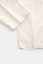 Nahaufnahme der Polo Ralph Lauren Baumwollhose creme, Detailansicht Saum und gerader Schnitt, weicher Twill-Baumwollstoff, knöchellang.