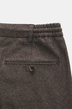 Marco Pescarolo Hose 'Dieci' dunkelbraun meliert, Detailfoto Rückseite mit knöchellangem Tapered Fit, Cashmere-Baumwoll-Mix, elastischem Bund.