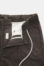 Marco Pescarolo Hose 'Dieci' dunkelbraun meliert, Detailaufnahme von elastischem Bund, Reißverschluss, Bundknopf und Tunnelzug aus Cashmere-Baumwoll-Mix.