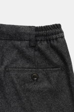 Marco Pescarolo Cordhose 'Dieci' hellgrau close-up from the back top, showing elastic waistband, buttoned back pocket, cotton corduroy fabric. Vielseitig präsentiert sich die Cordhose 'Dieci' aus leicht stretchiger Baumwolle von MARCO PESCAROLO mit komfor