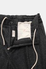 Close-up front view of the waistband and zipper area of the Marco Pescarolo Cordhose 'Dieci' hellgrau, showcasing the slightly stretchy cotton corduroy fabric, elastic jogpants-style waistband with drawstrings, button and zipper closure, and white inner l