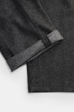 Close-up front-side view of Marco Pescarolo Cordhose 'Dieci' hellgrau in dark grey cotton cord with cuffed hem and visible stitching.

Description: <p>Vielseitig präsentiert sich die Cordhose 'Dieci' aus leicht stretchiger Baumwolle von MARCO PESCAROLO 