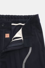 Marco Pescarolo Woll-Jogpants 'Varenne' navy, Detailaufnahme der Taille mit elastischem Bund, Tunnelzug, Zip Fly, Knopf und feinem Twill aus reiner Wolle.