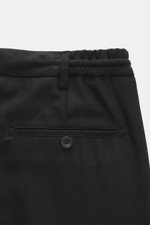 Nahaufnahme der Rückseite der Marco Pescarolo Jogpants 'Dieci' schwarz, Regular Fit, mit teilelastischem Bund, Reißverschluss, Bundknopf, französischen Taschen und Knopf-Gesäßtaschen, Mix aus Schurwolle und Cashmere, softem Griff und luftigem Gewebe.