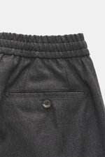 Marco Pescarolo Jogpants 'Chiaia' dunkelgrau meliert, Detailansicht von hinten oben, elastischer Bund, Leistentasche mit Knopf, Schurwoll-Seide-Mix.