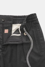 Marco Pescarolo Jogpants 'Chiaia' dunkelgrau meliert, Detailaufnahme von Bund und Innenfutter, aus Schurwolle-Seide-Mix, Regular Fit, elastischer Bund.