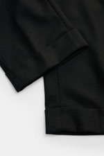Marco Pescarolo Woll-Jogpants 'Caracciolo' schwarz, schmal zulaufend mit fixiertem Saumaufschlag, Detailaufnahme des Bündchens aus Schurwolle-Cashmere-Mix.