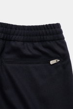 Detailansicht der elastischen Bundpartie und Reißverschlusstasche der Marco Pescarolo Woll-Jogpants 'Caracciolo' navy aus Schurwolle und Cashmere.