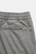 Marco Pescarolo Woll-Jogpants 'Caracciolo' grau meliert, Detailaufnahme von hinten oben, elastischer Bund, Zipper-Gesäßtasche, feine Schurwoll-Cashmere-Mischung.