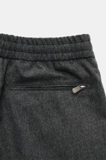 Marco Pescarolo Woll-Jogpants 'Caracciolo' dunkelgrau meliert, Detailansicht elastischer Bund mit Tunnelzug, Zip Fly, Bundknopf, Gesäßtasche mit Zipper, hochwertige Schurwolle-Cashmere-Mischung.