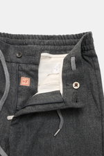 Marco Pescarolo Woll-Jogpants 'Caracciolo' dunkelgrau meliert, Detailaufnahme von Bund und Reißverschluss, elastischer Bund mit Tunnelzug, Zip Fly, Knopf.