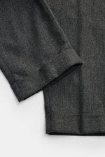 Marco Pescarolo Woll-Jogpants 'Caracciolo' dunkelgrau meliert aus Schurwolle mit Cashmere, Detailaufnahme des fixierten Saumaufschlags in leichter Elastizität.