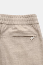 Marco Pescarolo Woll-Jogpants 'Caracciolo' beige meliert, Detailaufnahme der Rückseite mit hohem Bund, elastischem Tunnelzug, Zipper- und Gesäßtasche.