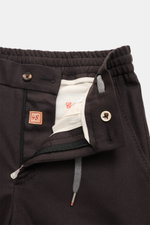 Marco Pescarolo Woll-Jogpants 'Caracciolo' graubraun, Detailansicht Bund, elastischer Bund mit Tunnelzug, Zip Fly, Knopf, hochwertige Schurwolle mit Cashmere.