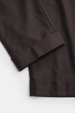 Nahaufnahme der fixierten Saumaufschläge der graubraunen Marco Pescarolo Woll-Jogpants 'Caracciolo' aus Schurwolle mit Cashmere, Regular Fit.