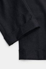 Nahaufnahme der fixierten Saumaufschläge der Marco Pescarolo Cashmere Jogpants 'Caracciolo' navy meliert, reine Cashmerequalität mit elastischem Bund und tonalem Karomuster, schmal zulaufend, Regular Fit.