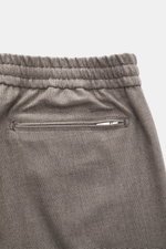 Detailaufnahme der Rückseite der Marco Pescarolo Cashmere Jogpants 'Caracciolo' navy meliert, mit elastischem Bund, Zippertasche und tonalem Karomuster.