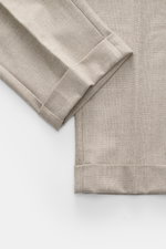 Nahaufnahme der fixierten Saumaufschläge der Marco Pescarolo Cashmere Jogpants 'Caracciolo' beige meliert mit tonalem Karo und elastischem Bund.