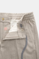 Marco Pescarolo Cashmere Jogpants 'Caracciolo' beige meliert in Nahaufnahme von vorne, elastischer Bund mit Tunnelzug, Zip Fly, feines tonales Karo, reine Cashmere-Qualität.