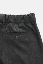 Marco Pescarolo Cashmere-Jogpants 'Manu' dunkelgrau meliert, Detailansicht von hinten mit elastischem Bund, Knopf, Reißverschluss, Taschen, Regular Fit, softer Cashmere.