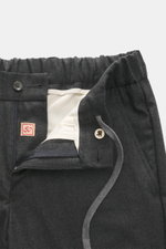 Marco Pescarolo Cashmere-Jogpants 'Manu' dunkelgrau meliert, Detailaufnahme von oben auf Bund mit Reißverschluss, Knopf, elastischem Bund, Tunnelzug, französischen Taschen, Gesäßtaschen mit Knopf, fixiertem Saumaufschlag, softer Cashmere, elastische Quali