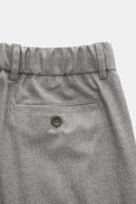 Marco Pescarolo Cashmere-Jogpants 'Manu' grau meliert aus softer Cashmere, elastischer Qualität, weicher Griff, Regular Fit, Detailansicht elastischer Bund, französische Taschen, Reißverschluss, Bundknopf, Gesäßtaschen mit Knopf, fixierter Saumaufschlag.