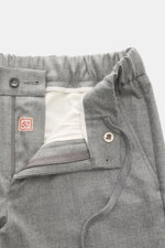 Nahaufnahme aus schräger Draufsicht auf den Bund der Marco Pescarolo Cashmere-Jogpants 'Manu' grau meliert mit softem Cashmere, elastischer Qualität, weichem Griff, Regular Fit, Reißverschluss und Bundknopf, elastischem Bund mit innenliegendem Tunnelzug, 