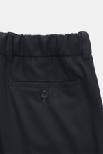 Marco Pescarolo Cashmere-Jogpants 'Manu' navy, Detailaufnahme von hinten oben, softer Cashmere, elastische Qualität, weicher Griff, Regular Fit, Reißverschluss, Bundknopf, elastischer Bund mit Tunnelzug, französische Taschen, Gesäßtaschen mit Knopf, fixie