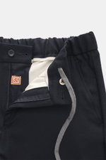 Nahaufnahme der geöffneten Bundpartie der Marco Pescarolo Cashmere-Jogpants 'Manu' navy, Regular Fit, mit softem Cashmere, elastischem Bund und Tunnelzug, Reißverschluss, Bundknopf, französischen Taschen, Gesäßtaschen mit Knopf und fixiertem Saumaufschlag