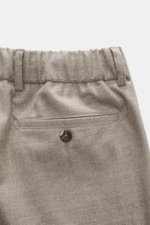 Marco Pescarolo Cashmere-Jogpants 'Manu' taupe meliert, Detailansicht von hinten, softer Cashmere, elastische Qualität, weicher Griff, Regular Fit, Reißverschluss, Bundknopf, elastischer Bund mit Tunnelzug, französische Taschen, Gesäßtaschen mit Knopf, fi