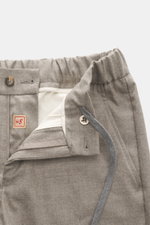 Marco Pescarolo Cashmere-Jogpants 'Manu' taupe meliert, Detailaufnahme von oben, softer Cashmere, elastische Qualität, weicher Griff, Regular Fit, Reißverschluss, Bundknopf, elastischer Bund mit Tunnelzug, französische Taschen, Gesäßtaschen mit Knopf, fix