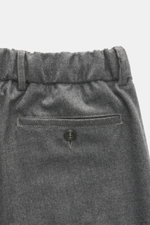 Marco Pescarolo Cashmere-Jogpants 'Manu' hellgrau meliert, Detailansicht von hinten oben, softer Cashmere, elastischer Bund, Taschen, Regular Fit, Knopf, Saumaufschlag.