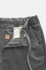 Marco Pescarolo Cashmere-Jogpants 'Manu' hellgrau meliert, Detailaufnahme von vorne mit geöffnetem Bund, softer Cashmere, elastische Qualität, weicher Griff, Regular Fit, Reißverschluss und Bundknopf, elastischer Bund mit innenliegendem Tunnelzug, französ