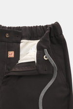 Marco Pescarolo Cashmere-Jogpants 'Manu' dunkelbraun, Detailaufnahme von Bund und Reißverschluss, softer Cashmere, elastische Qualität, Regular Fit, weicher Griff, elastischer Bund mit Tunnelzug, französische Taschen, Gesäßtaschen mit Knopf, fixierter Sau